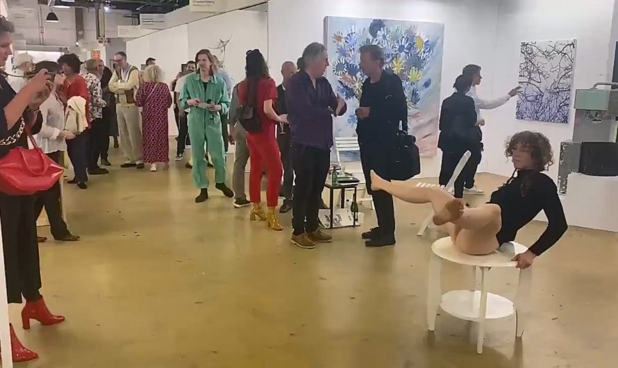 Un nu inopiné « en pleine gloire » surprend les visiteurs de la foire d’art