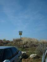 parking & panneau signalique signalant la plage naturiste